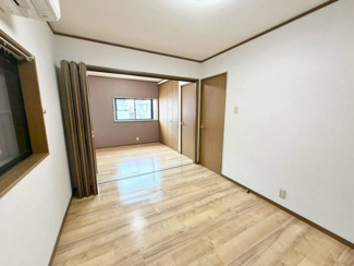 【寝室】 | 御陵通　中古戸建 | 約６帖の洋室と約４．５帖の洋室は繋げると広々お使い頂けますよ！来客時にも嬉しいですね！