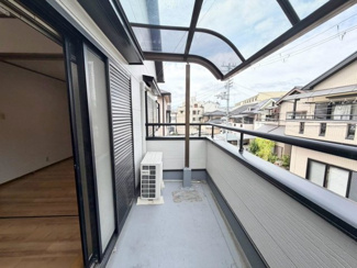 【バルコニー】 | 御陵通　中古戸建 | 奥行き有り屋根付きのバルコニーは少々の雨でもお洗濯できますね♪
