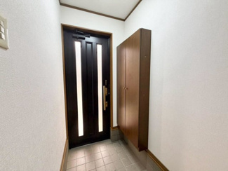 【玄関】 | 御陵通　中古戸建 | ゆとりの玄関ですよ！シューズボックスございますので、散らかりがちな玄関も片付きますね！