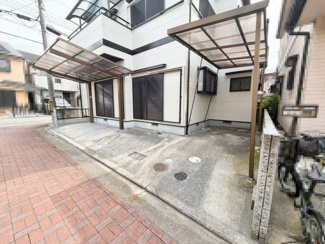 【駐車場】 | 御陵通　中古戸建 | 車種によりますが、駐車２台可能！カーポート付♪愛車を雨から守れますね！