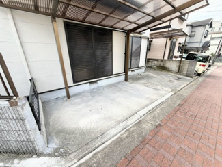 【駐車場】 | 御陵通　中古戸建 | 嬉しい屋根付きカーポートがございます。車種制限がありますが最大２台まで駐車可能。駐輪もしやすく広々使えます。
