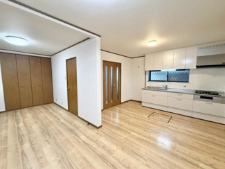 【洋室】 | 御陵通　中古戸建 | 【２WAY利用可能】南海本線「湊」駅まで徒歩１９分・阪堺電気軌道阪堺線「御陵前」駅まで徒歩１０分！毎日の通勤・通学に便利ですね♪
