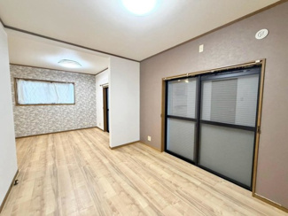 【洋室】 | 御陵通　中古戸建 | 【ＬＤＫ約１６．７５帖】暮らしの中心となるリビングは、家族みんなが心地よく過ごせる癒しの空間ですよ！