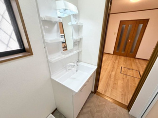 【独立洗面台】 | 御陵通　中古戸建 | シャワー付きなので、朝の身支度の忙しい時間に重宝しますね♪
