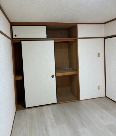 南側6帖洋室イメージ写真です。
床の色は異なります。