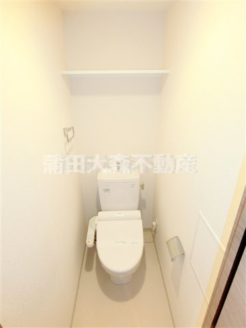 スペーシア梅屋敷のトイレ|棚と温水暖房便座付きトイレ