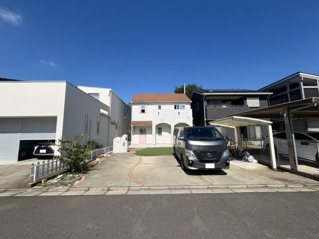 川越市大字下赤坂の中古一戸建の外観|お車は並列で２台駐車できますので、セカンドカーやお客さま用のお車も出し入れが楽々です。
屋根付きのサイクルポートもあります。