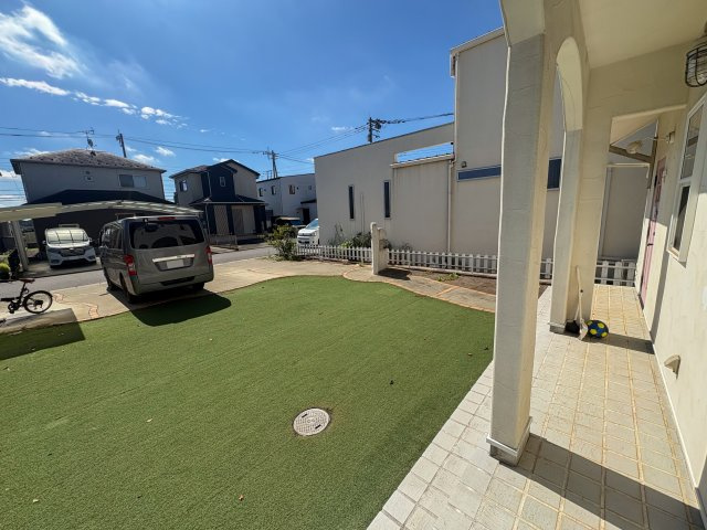 川越市大字下赤坂の中古一戸建の庭|人工芝の広いお庭付き。お子さまものびのび遊べます。
南東向きで陽当り良好♪