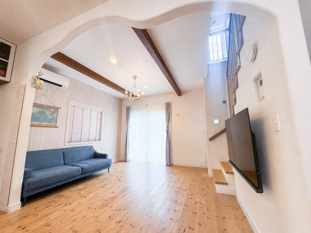 川越市大字下赤坂の中古一戸建の居間・リビング|開放感を演出する吹き抜けと、家族をつなぐリビングイン階段のあるLDK。
ウェイブウォールがかわいらしい印象です。
※掲載写真は生成AIを使用し、家具等を消す加工をしています。