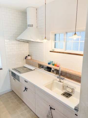 川越市大字下赤坂の中古一戸建のキッチン|タイルが彩る、こだわり感じるナチュラルキッチン。
窓からの採光もあり、明るい空間です。