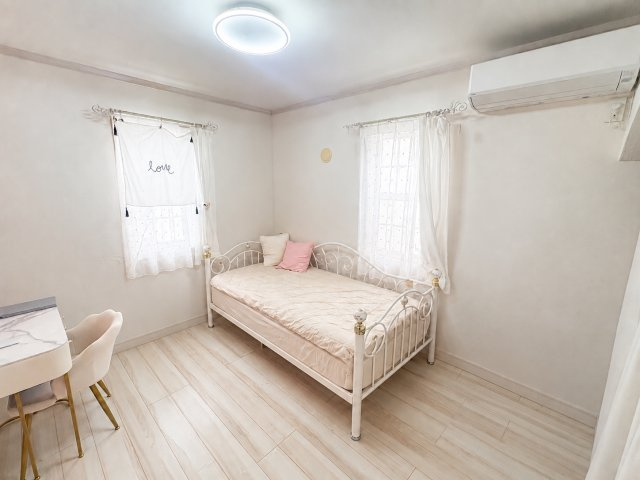 川越市大字下赤坂の中古一戸建の洋室|南東側のお庭に面した2階5.25帖の洋室です。
※掲載写真は生成AIを使用し、家具等を消す加工をしています。