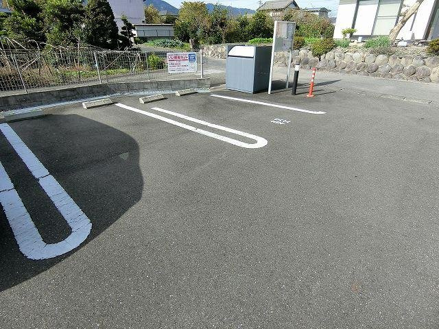 ファースト・プレイスの駐車場