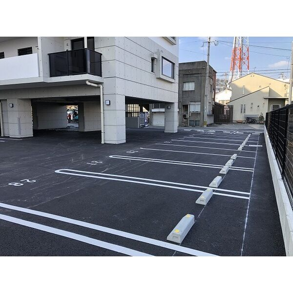 ヒルクレスト小倉高峰グランデの駐車場