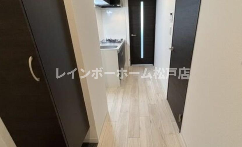 ジーメゾン松戸六実ビアン特典：仲介手数料が半額です!!の玄関|収納もある玄関です