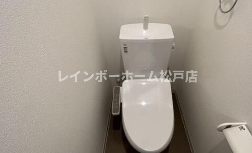 ジーメゾン松戸六実ビアン特典：仲介手数料が半額です!!のトイレ|ゆったりとした空間のトイレです