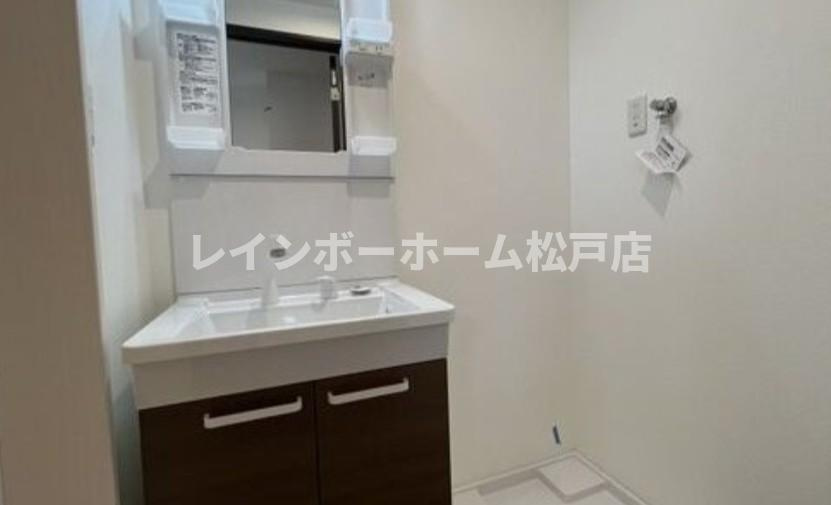 ジーメゾン松戸六実ビアン特典：仲介手数料が半額です!!の洗面所|明るい洗面所です