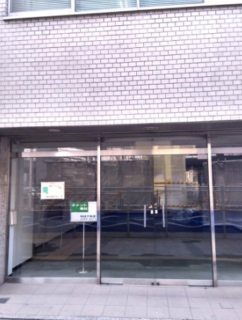 ナンバ八千代ビルのエントランス