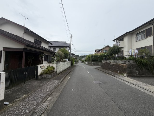 西寺方町　売地の周辺|北側公道（八王子市道）の様子です。
幅員約6m、接道幅は約16mでございます。
宝生団地の静かな住環境と緑の多さが魅力です。団地内道路も広く、安心して暮らせる環境となっております。