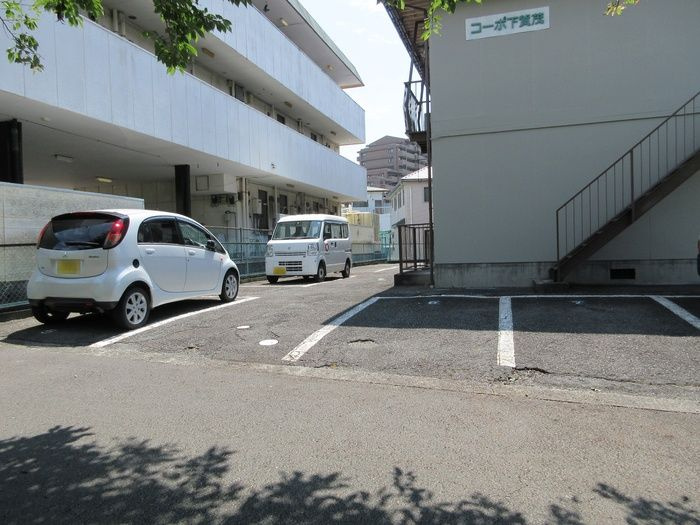 コーポ下賀茂の駐車場
