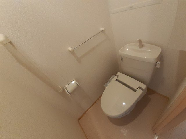 プラティークヌーヴォーのトイレ|落ち着いた色調のトイレです