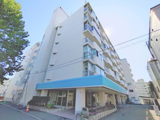 白を基調とした爽やかな外観の7階建てマンション。便利な周辺環境も魅力です。