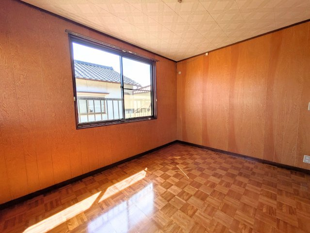 太山寺町戸建ての洋室|日当たりの良い大きな窓を備えた洋室です。フローリング仕様で掃除がしやすく、子供部屋にも適しています。