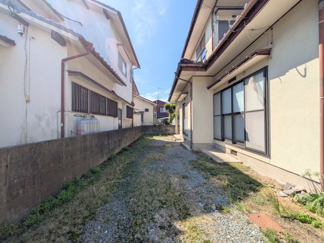 太山寺町戸建ての庭|建物脇にゆとりある敷地スペースを備えています。家庭菜園や作業スペースなど、多目的に活用できます。