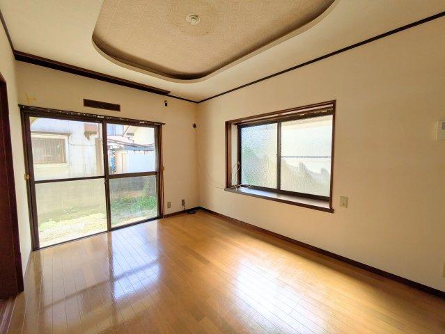 太山寺町戸建ての居間・リビング|2面に窓が配置され、明るく開放的な室内です。庭へ出られる掃き出し窓があり、心地よい風が通り抜けます。