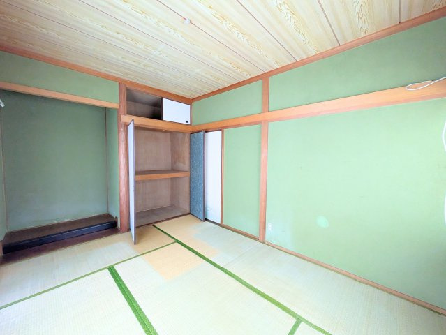 太山寺町戸建ての和室|布団や季節の衣類をしまえる押入れ付きの和室です。室内をすっきりと保つことができます。