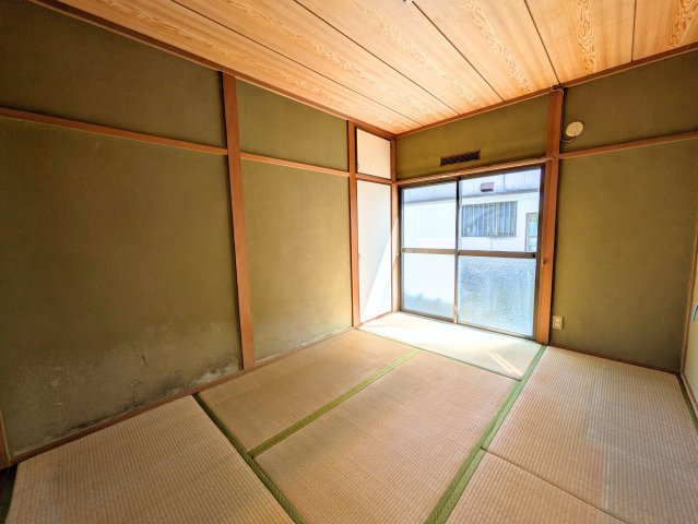 太山寺町戸建ての和室|落ち着きのある空間で、寝室や書斎として使い勝手の良い和室です。大きな窓から自然光がしっかりと届きます