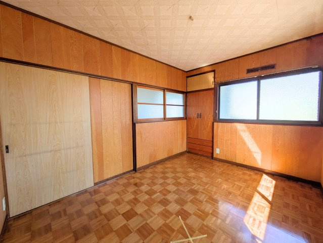 太山寺町戸建ての洋室|温もりあふれる木目調の洋室です。クローゼットを備えており、衣類や小物を整理整頓して収納できます。