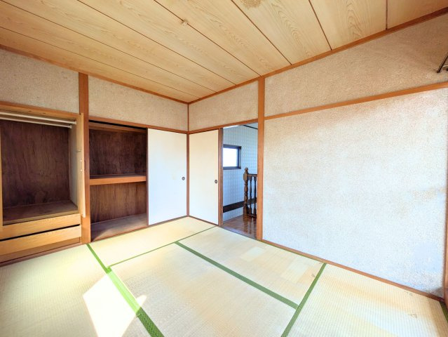 太山寺町戸建ての和室|壁一面に収納棚や押し入れを備えた和室です。荷物をすっきり収納でき、お部屋を広く使えます。