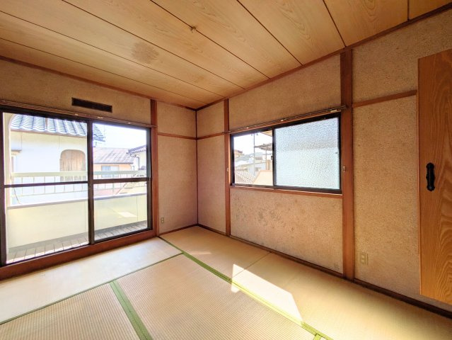 太山寺町戸建ての和室|バルコニーに通じる窓から心地よい日差しが届く和室です。2面採光で風通りも良く快適に過ごせます。