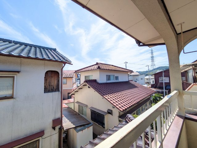 太山寺町戸建ての展望|バルコニーからは青空と穏やかな街並みが広がります。周辺に高い建物がなく、心地よい風を感じられます。
