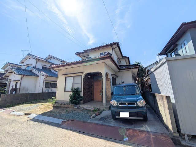 太山寺町戸建ての外観|青空に映える2階建て住宅です。敷地内には自家用車を3台停められる駐車スペースを備えています。