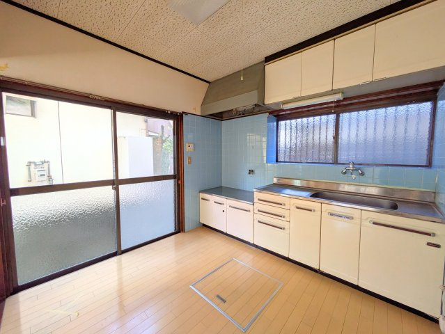 太山寺町戸建てのキッチン|上下に収納が豊富な壁付けキッチンです。大きな窓があり、調理中の換気がスムーズに行えて便利です。