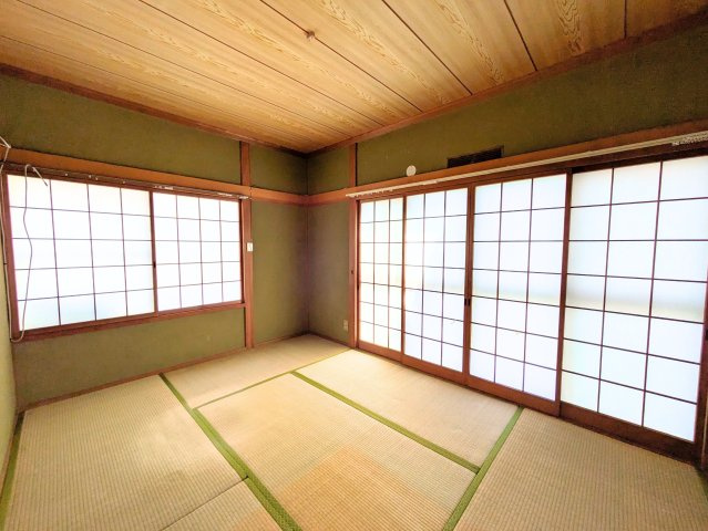 太山寺町戸建ての和室|2面の障子から柔らかい光が広がる和室です。畳の香りに包まれながら、落ち着いたひとときを過ごせます。