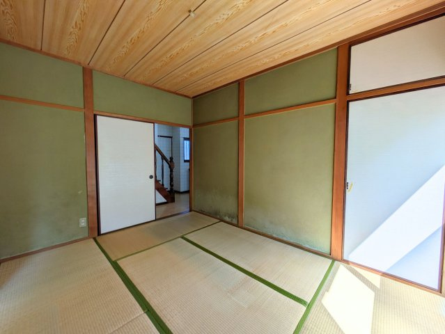 太山寺町戸建ての和室|廊下へ直接出入りできる動線に優れた和室です。障子越しに明るい光が差し込み、お部屋を穏やかに照らします