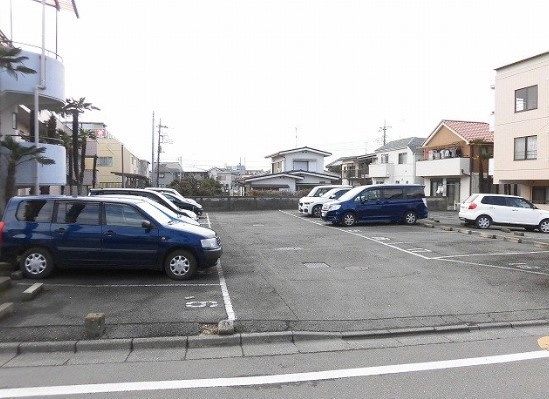 昭島市松原町５丁目の賃貸マンションの駐車場
