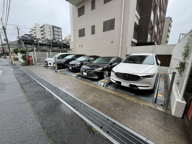 ルネサンス南柏駅前の駐車場
