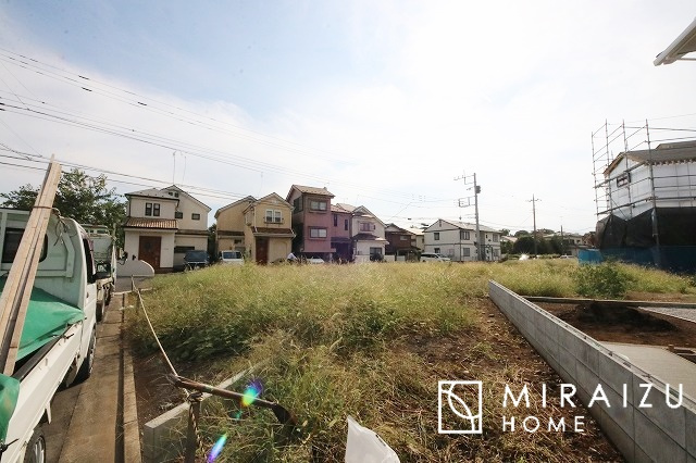 【周辺】 | 通勤や家族の送迎など、毎日の生活にマイカーが欠かせない方にとって駐車場は大事な条件。敷地内にカースペースがあれば、お出かけやお買い物の際の搬入出も楽々です。