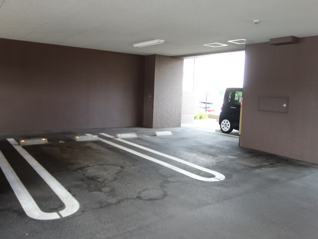 アヴリルの駐車場