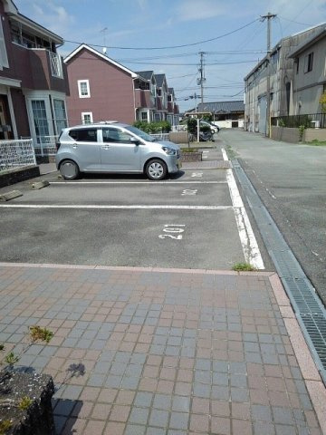 ブルースカイ国分の駐車場