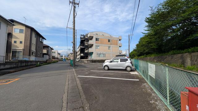 富士市伝法の一棟マンションの駐車場