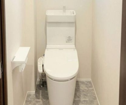 北新宿戸建のトイレ|ゆったりとした空間のトイレです
