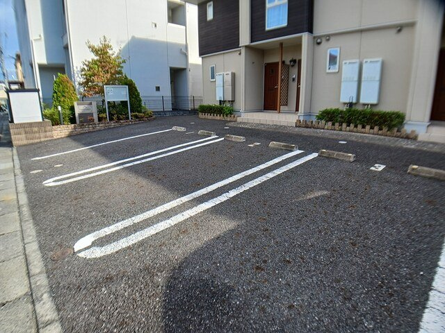 カームリー　ローレルの駐車場