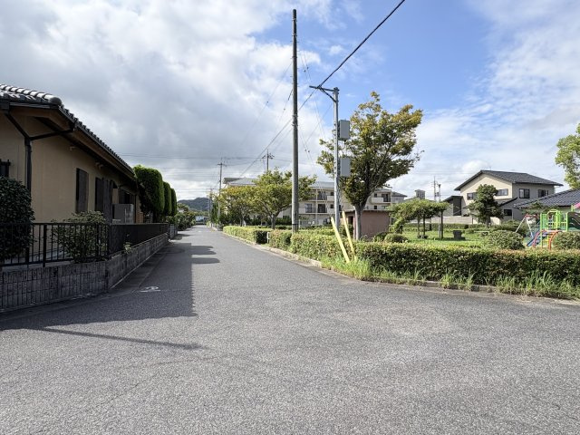 米子市錦海町２丁目　中古住宅の前面道路含む現地写真