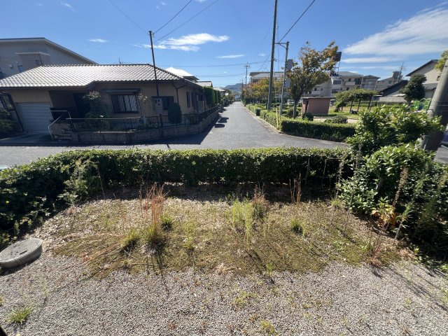 米子市錦海町２丁目　中古住宅の庭|玄関横の和室前のお庭
