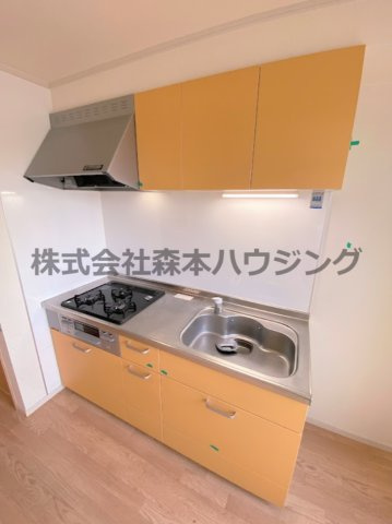 【キッチン】 | 　キャルムコート星田 | ※反転タイプ別室の写真となります。
　設備内容や色調など相違がある場合は実際のお部屋の現状優先となります。