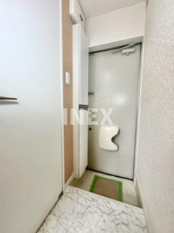 横浜市保土ケ谷区峰岡町１丁目のアパートの玄関